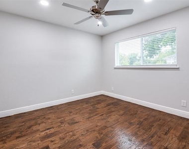 5444 Gaston Avenue - Photo Thumbnail 4