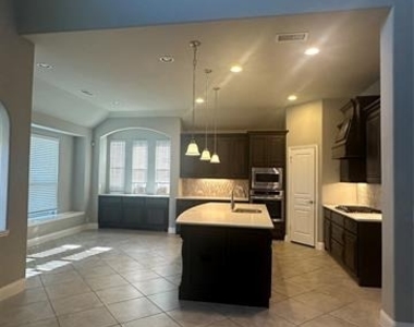 501 Virginia Lane - Photo Thumbnail 7