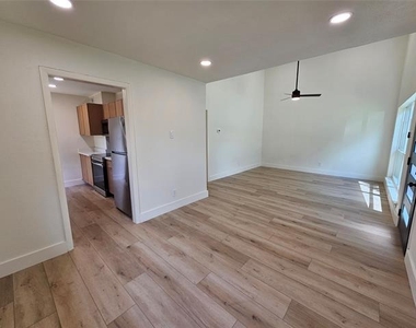 1725 R Avenue - Photo Thumbnail 5