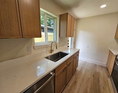 1725 R Avenue - Photo Thumbnail 6