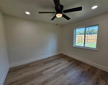 1725 R Avenue - Photo Thumbnail 14