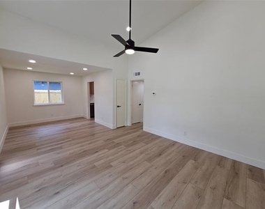 1725 R Avenue - Photo Thumbnail 3
