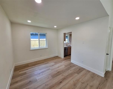 1725 R Avenue - Photo Thumbnail 4