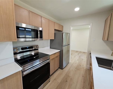 1725 R Avenue - Photo Thumbnail 7