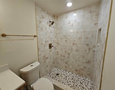 1725 R Avenue - Photo Thumbnail 9