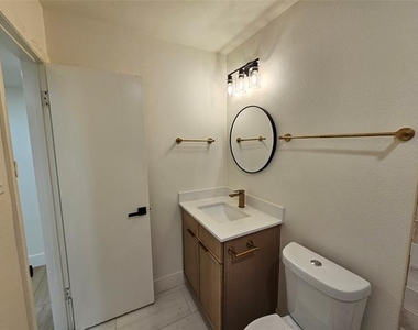 1725 R Avenue - Photo Thumbnail 10