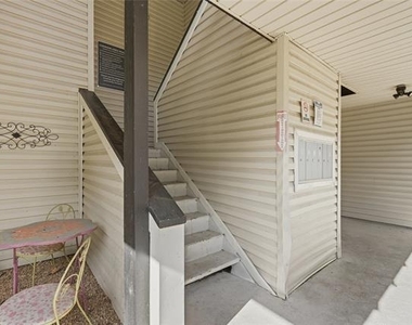 914 W Washington Street - Photo Thumbnail 3