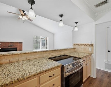 914 W Washington Street - Photo Thumbnail 12