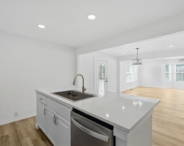 1812 W Eldorado Parkway - Photo Thumbnail 11