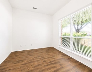 10057 Wyndbrook Drive - Photo Thumbnail 14