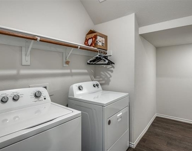 728 Glover Drive - Photo Thumbnail 5