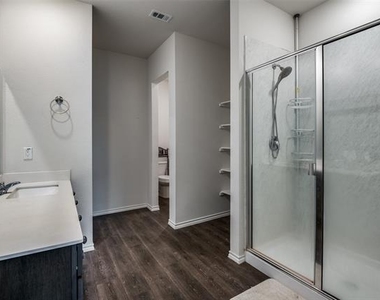 728 Glover Drive - Photo Thumbnail 6