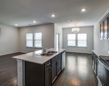 728 Glover Drive - Photo Thumbnail 2