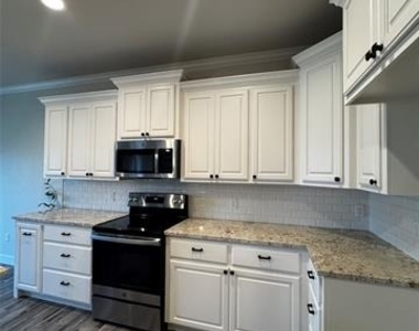 331 Sophia Lane - Photo Thumbnail 7