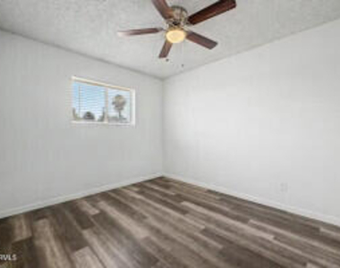 2209 S Granada Drive - Photo Thumbnail 5