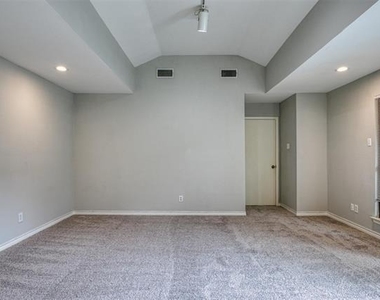 3809 Graphic Place - Photo Thumbnail 22