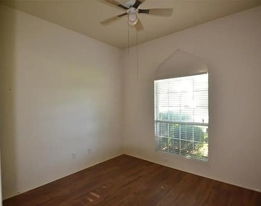 6000 Arlington Drive - Photo Thumbnail 9