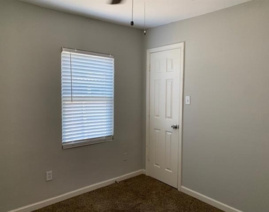 1107 Oxford Street - Photo Thumbnail 7