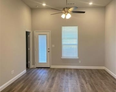 1709 Wright Street - Photo Thumbnail 3