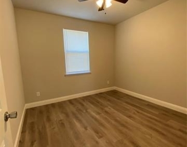 1709 Wright Street - Photo Thumbnail 6
