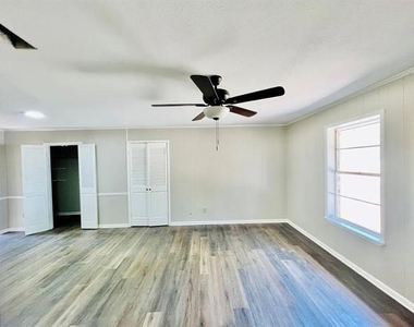 312 Gladstone Street - Photo Thumbnail 4