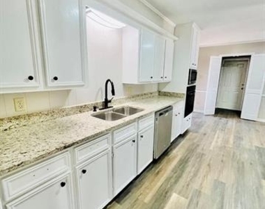 312 Gladstone Street - Photo Thumbnail 6