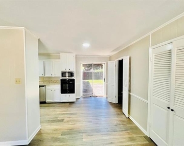 312 Gladstone Street - Photo Thumbnail 5