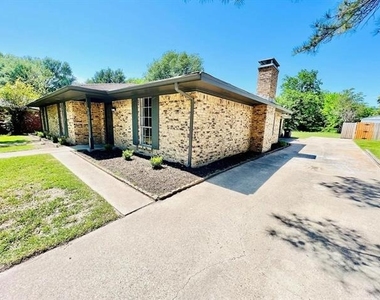 312 Gladstone Street - Photo Thumbnail 15