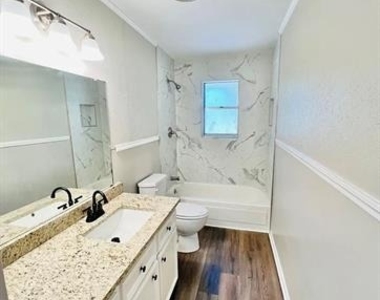 312 Gladstone Street - Photo Thumbnail 9