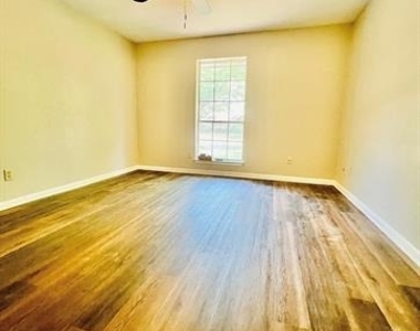312 Gladstone Street - Photo Thumbnail 11