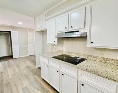 312 Gladstone Street - Photo Thumbnail 7