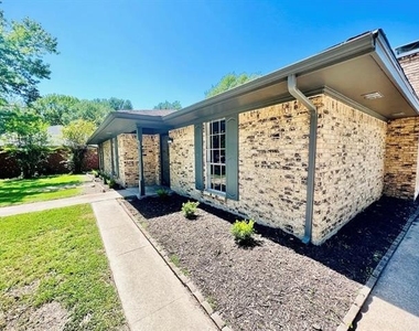 312 Gladstone Street - Photo Thumbnail 16