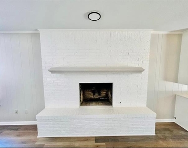 312 Gladstone Street - Photo Thumbnail 3