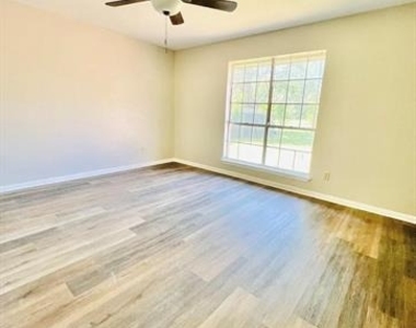312 Gladstone Street - Photo Thumbnail 8