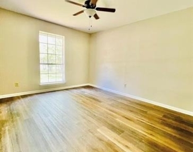 312 Gladstone Street - Photo Thumbnail 12