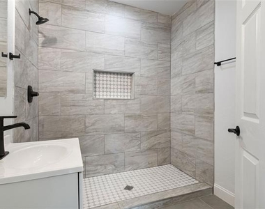 1106 W Chestnut Street - Photo Thumbnail 4