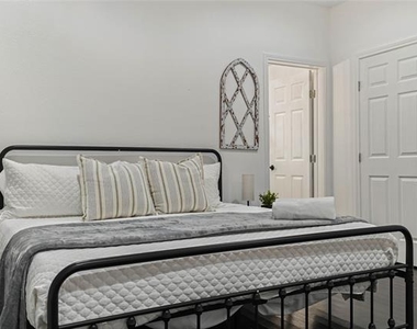 1106 W Chestnut Street - Photo Thumbnail 15