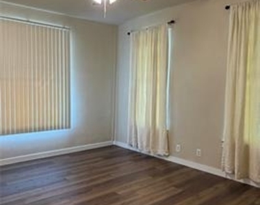 5208 E Side Avenue - Photo Thumbnail 8