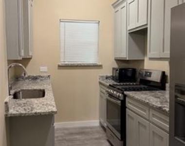 5208 E Side Avenue - Photo Thumbnail 4