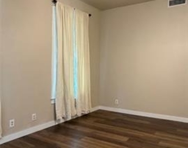 5208 E Side Avenue - Photo Thumbnail 9