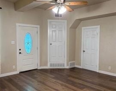 5208 E Side Avenue - Photo Thumbnail 2
