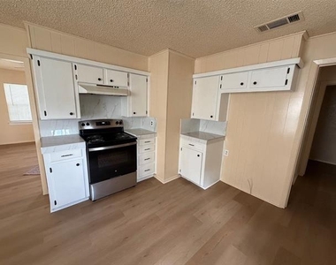 1114 Thorpe Springs Road - Photo Thumbnail 6