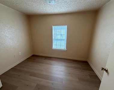 1114 Thorpe Springs Road - Photo Thumbnail 9