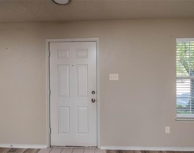 901 Elizabeth Drive - Photo Thumbnail 4