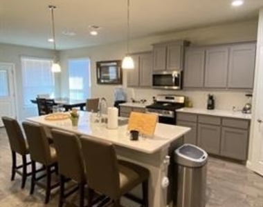 252 Drumcliffe Drive - Photo Thumbnail 4