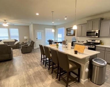 252 Drumcliffe Drive - Photo Thumbnail 3