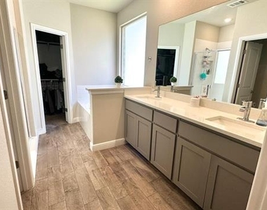 252 Drumcliffe Drive - Photo Thumbnail 7