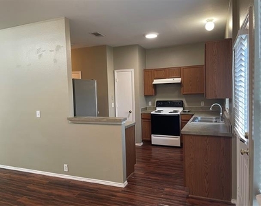817 Greene Way - Photo Thumbnail 2
