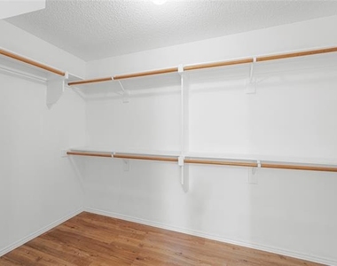9825 Tyler Drive - Photo Thumbnail 8