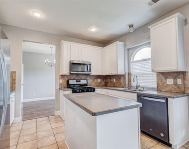 6107 Lakecrest Drive - Photo Thumbnail 10